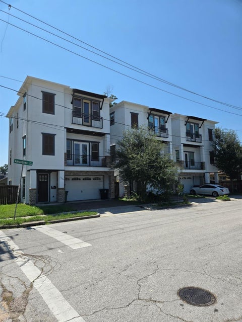 Photo of 1520 Amundsen Street, Houston, TX 77009 (MLS # 34012446)