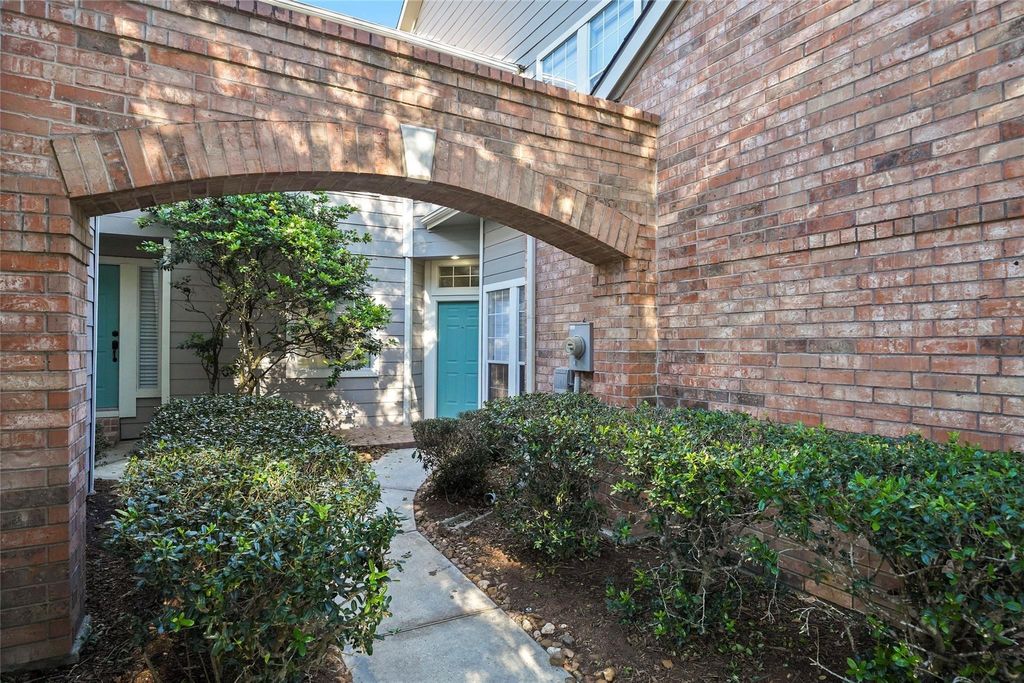 Photo of 2351 Summit Way Court, Houston, TX 77339 (MLS # 88616973)
