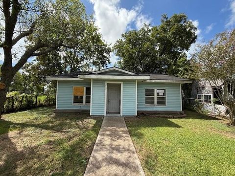 Photo of 215 S Avenue D, Freeport, TX 77541 (MLS # 74230061) Photo of 215 S Avenue D, Freeport, TX 77541 (MLS # 74230061)