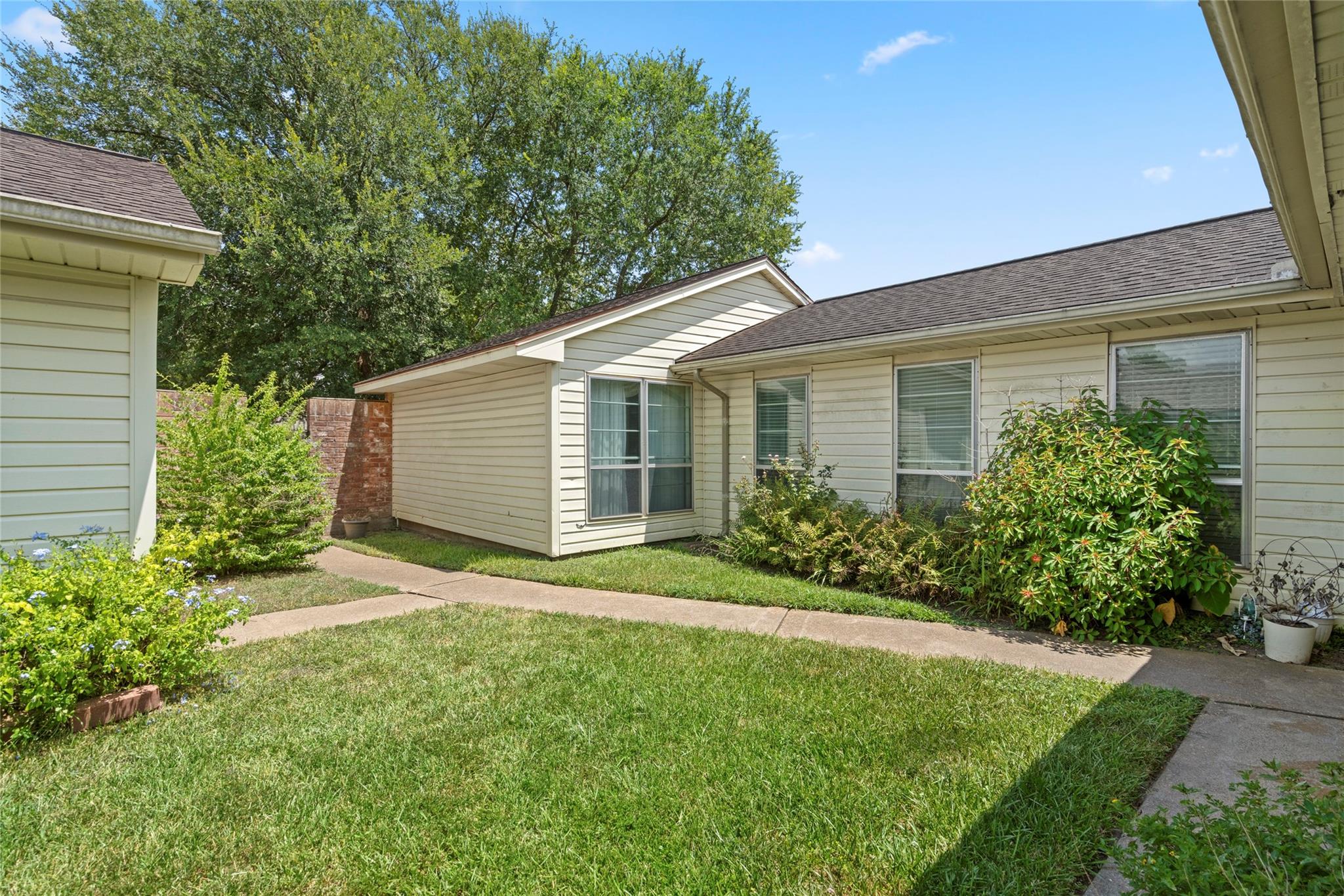 422 W Castle Harbour Drive
