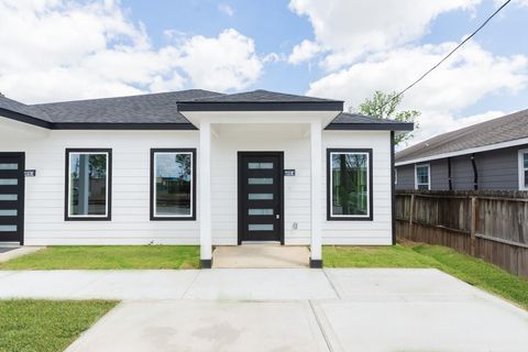 Photo of 6513 Avenue B #B, Houston, TX 77011 (MLS # 69693353)