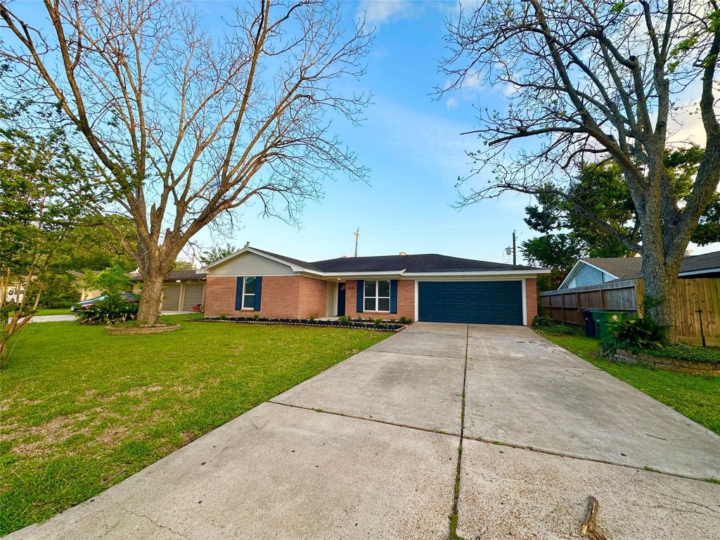 Photo of 9539 Beverlyhill Street, Houston, TX 77063 (MLS # 34731540)