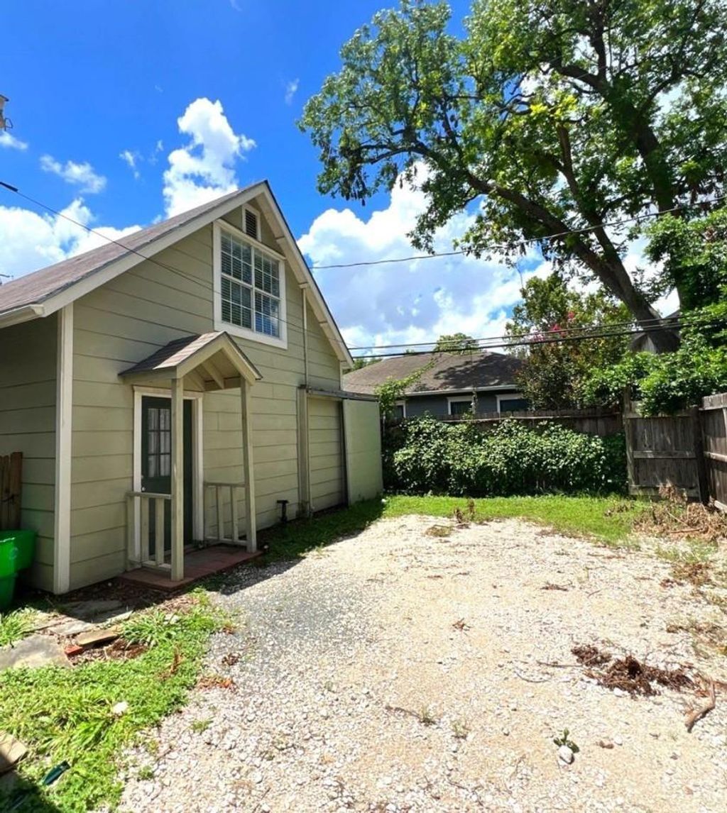 Photo of 627 E 14th Street #C, Houston, TX 77008 (MLS # 2556657)
