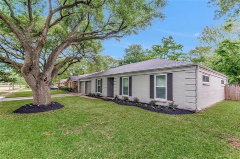 Photo of 5610 Duxbury Street, Houston, TX 77035 (MLS # 60574825)