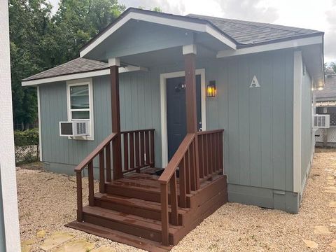 Photo of 535 Plymouth St #A, Houston, TX 77022 (MLS # 25859641)