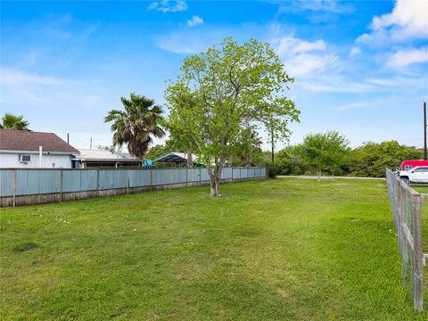 Photo of 309 5th Street, San Leon, TX 77539 (MLS # 15799250)