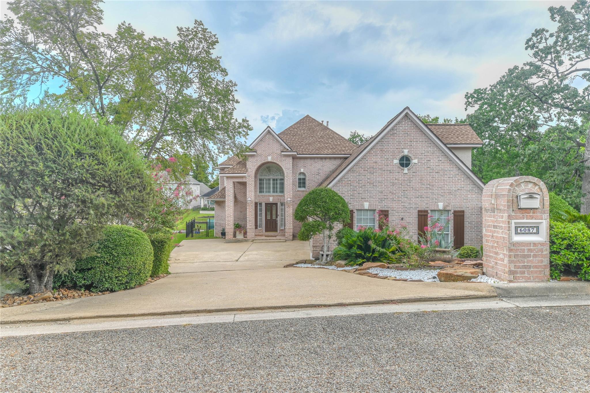 6087 Longmire Trail