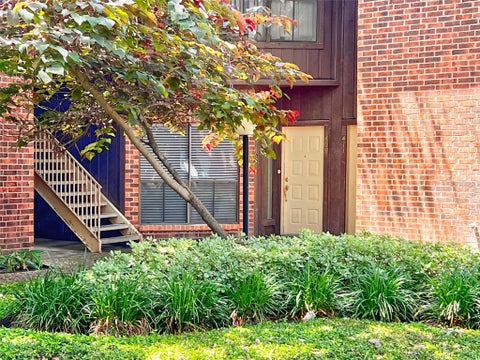 Townhouse For Sale - 3130 SW Walnut Bend Lane #409<br/> Houston, TX 77042