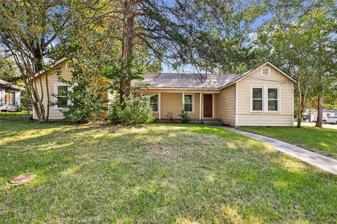 Photo of 2717 Old Houston Road, Huntsville, TX 77340 (MLS # 34532266)