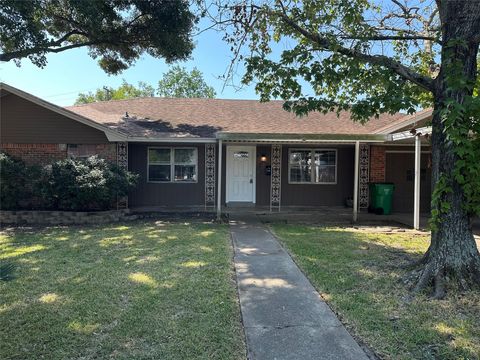 Photo of 801 Elmwood Drive, Baytown, TX 77520 (MLS # 34462375)