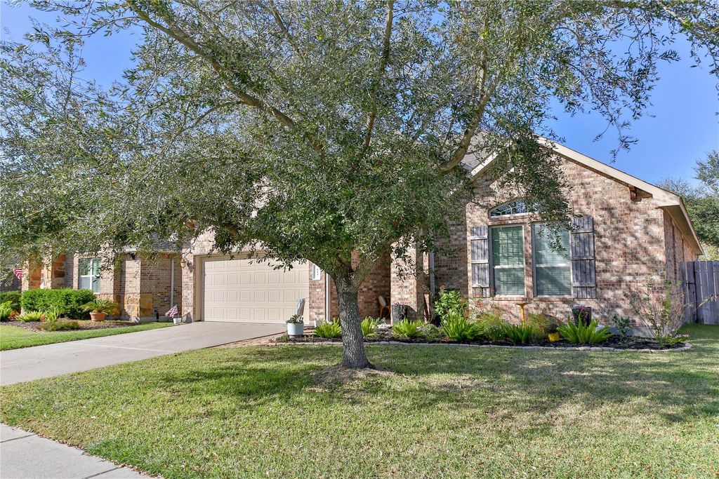Photo of 814 Fairway Drive, La Porte, TX 77571 (MLS # 7106467)
