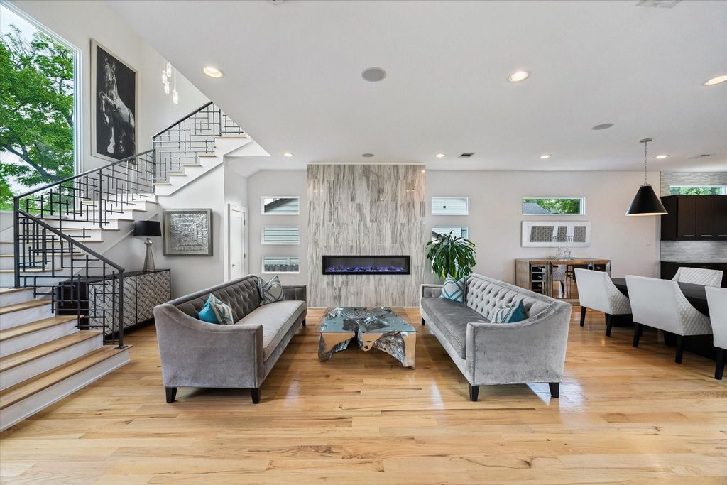 Photo of 1913 Du Barry Lane, Houston, TX 77018 (MLS # 78954024)