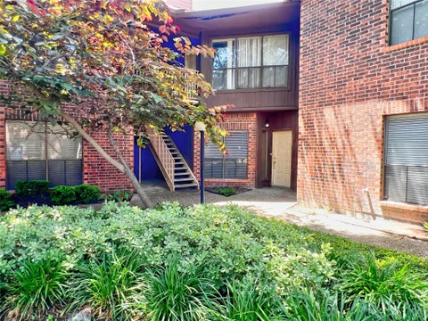 Townhouse For Sale - 3130 SW Walnut Bend Lane #409<br/> Houston, TX 77042