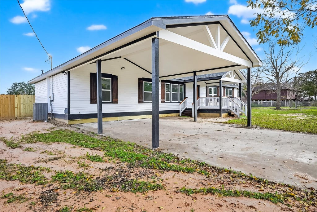 Photo of 2311 8th Street, Liverpool, TX 77577 (MLS # 45051110)