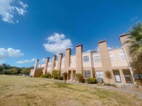 Photo of 7900 Bissonnet Street #D8, Houston, TX 77074 (MLS # 32922715)