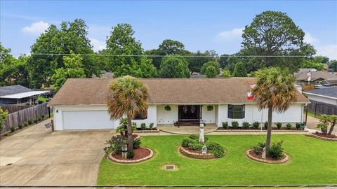 Photo of 5320 Lincoln Avenue, Groves, TX 77619 (MLS # 52513585)