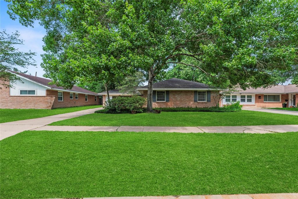 Photo of 6110 Shadow Crest Street, Houston, TX 77074 (MLS # 47001328)