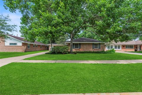 Photo of 6110 Shadow Crest Street, Houston, TX 77074 (MLS # 47001328)
