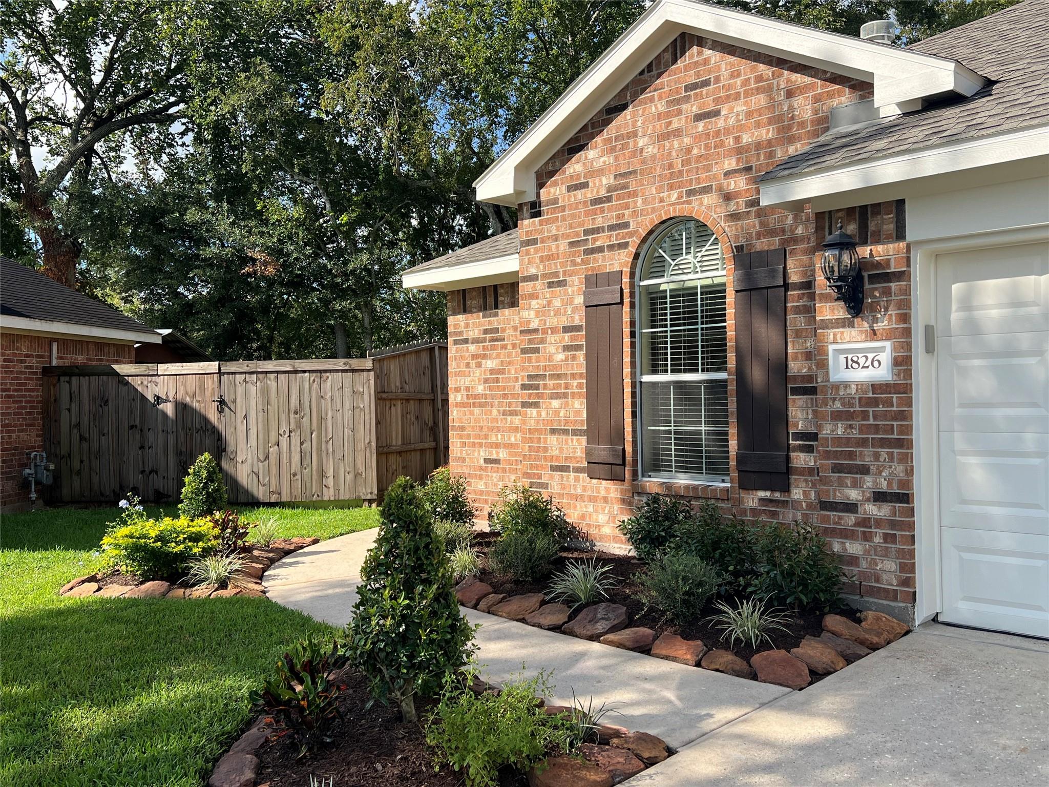 1826 Sherwood Forest Circle