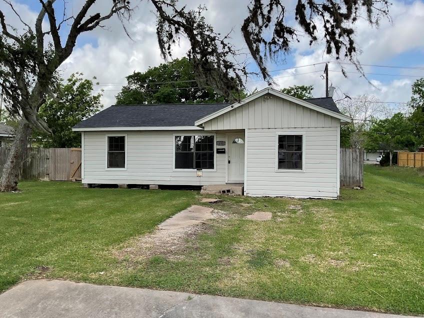 Photo 1 of 15 — 135 Huisache Street, Lake Jackson, TX 77566
