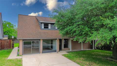 Photo of 5515 Greylog Drive, Houston, TX 77048 (MLS # 72362348)