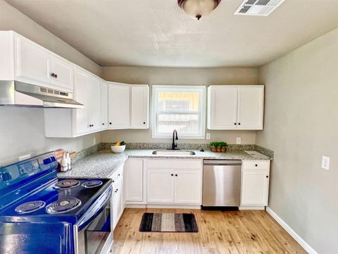 Tiny photo for 510 Sulphur Street, Houston, TX 77034 (MLS # 85160138)