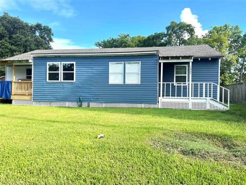 Photo of 1005 Avenue E 1/2, Alvin, TX 77511 (MLS # 90378396)
