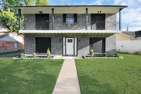 Photo of 7022 Castleview Lane, Houston, TX 77489 (MLS # 62902691)