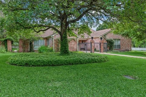 Photo of 904 Holland Street, Navasota, TX 77868 (MLS # 73992313)