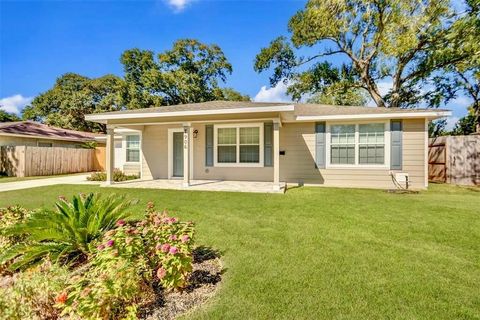 Photo of 7906 Hammerly Boulevard, Houston, TX 77055 (MLS # 21717757)