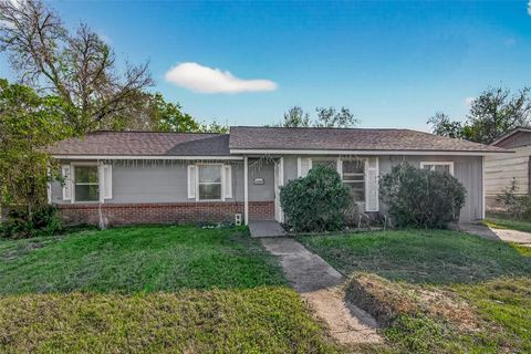 Photo of 6058 Glenhurst Drive, Houston, TX 77033 (MLS # 11375927)