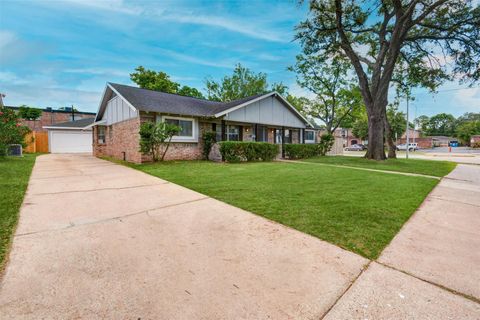 Photo of 7927 Pella Drive, Houston, TX 77036 (MLS # 75393313)
