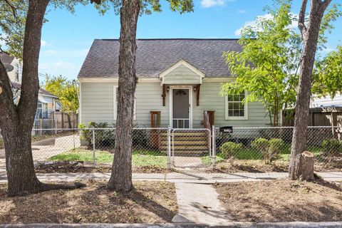 Photo of 5128 Leeland Street, Houston, TX 77023 (MLS # 10967298)