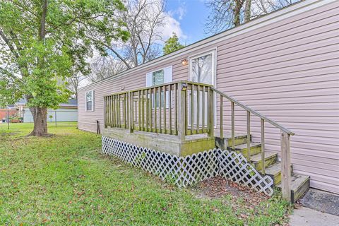 4702 10th Street Bacliff TX 77518