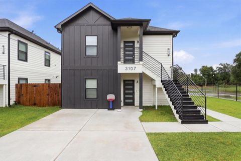 Photo of 3107 Grassmere Street #B, Houston, TX 77051 (MLS # 23816126)