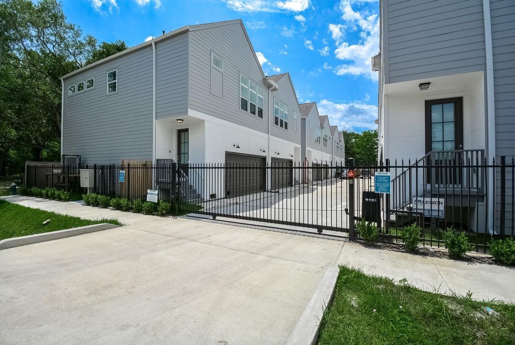 Photo of 6017 Cypress Street, Houston, TX 77074 (MLS # 19335158)