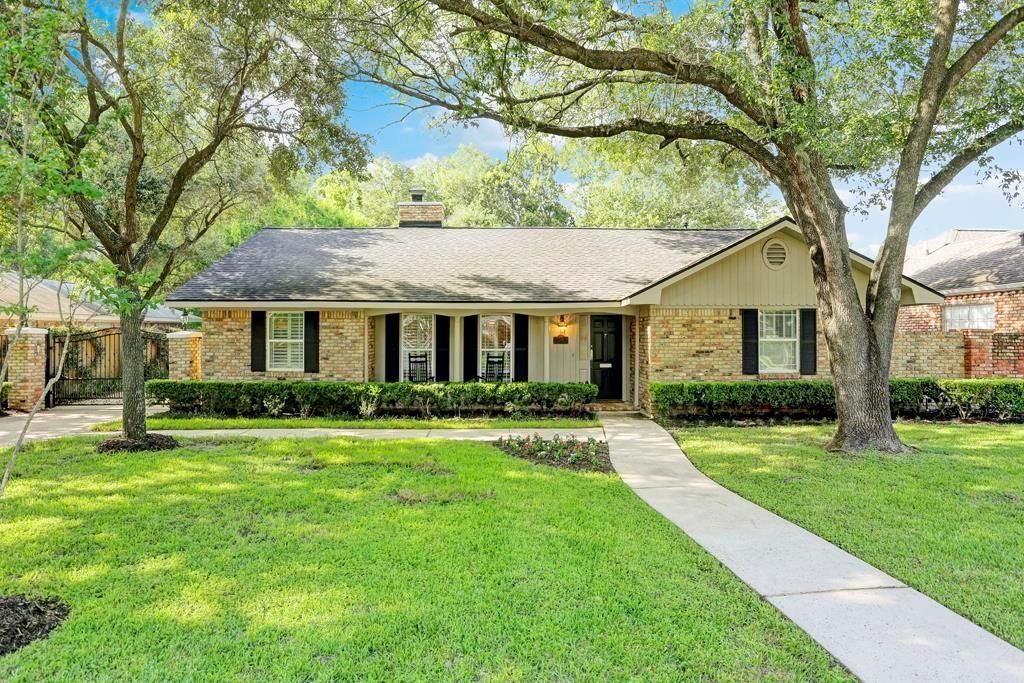 Photo of 7506 Creekwood Drive, Houston, TX 77063 (MLS # 19214820)