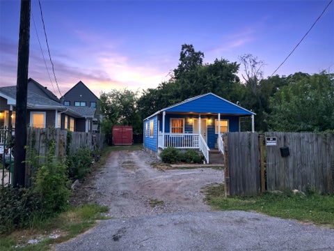 Photo of 818 E 40th Street, Houston, TX 77022 (MLS # 65109336)