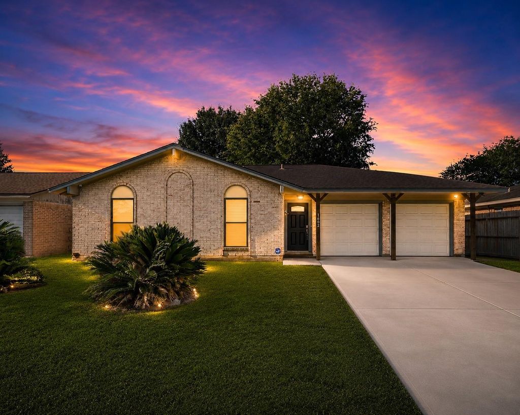 Photo of 1602 Kenwick Place, Pasadena, TX 77504 (MLS # 39889299)