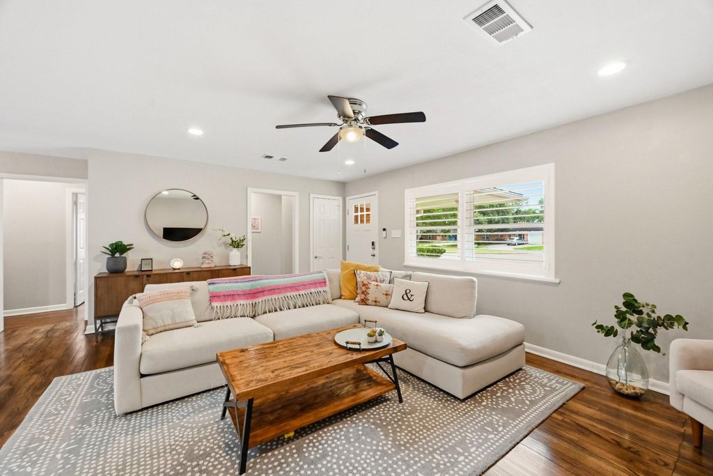 Photo of 5022 W 43rd Street, Houston, TX 77092 (MLS # 65146813)