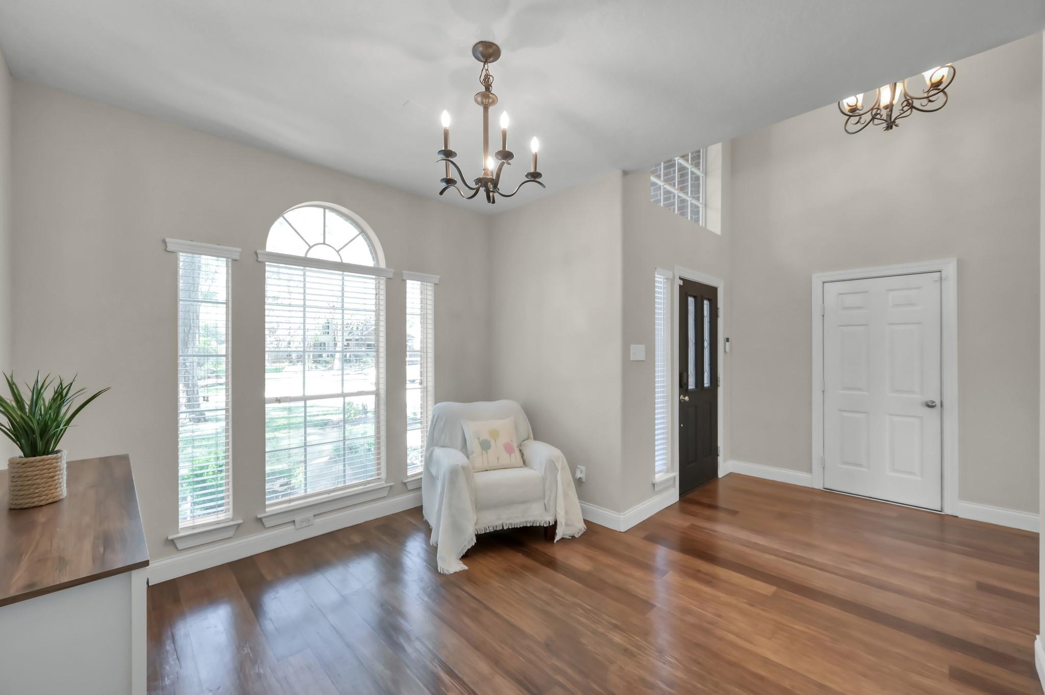 42 E Knightsbridge Drive