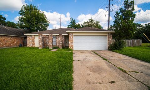Photo of 13314 Sablewood Lane, Houston, TX 77014 (MLS # 19181029)