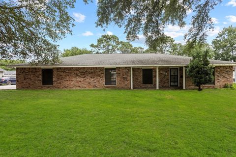 Photo of 6281 25th St, Groves, TX 77619 (MLS # 35943027)