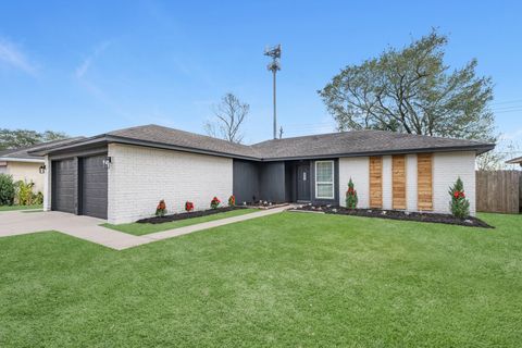 Photo of 17614 Heritage Bay Drive, Webster, TX 77598 (MLS # 80005925)