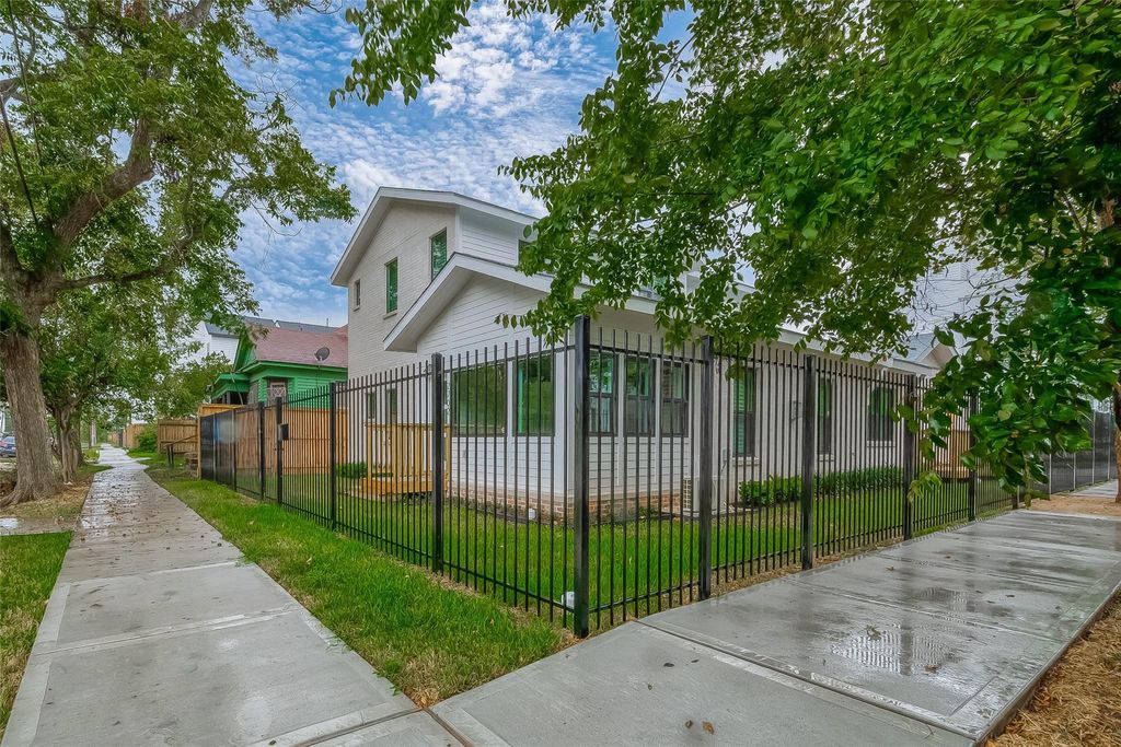 Photo of 2702 Delano Street, Houston, TX 77004 (MLS # 74877534)