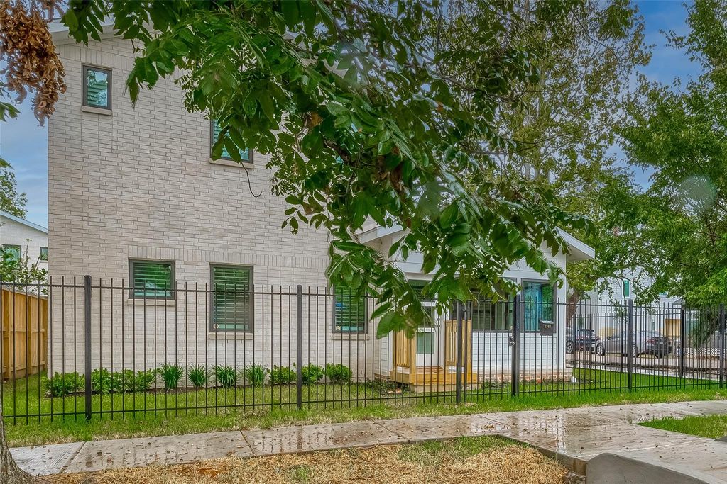 Photo of 2702 Delano Street, Houston, TX 77004 (MLS # 74877534)