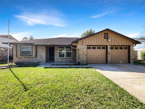 Photo of 403 Christina Lane, Friendswood, TX 77546 (MLS # 21365344)