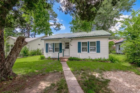 Photo of 1320 22nd Street, Huntsville, TX 77340 (MLS # 85518654)