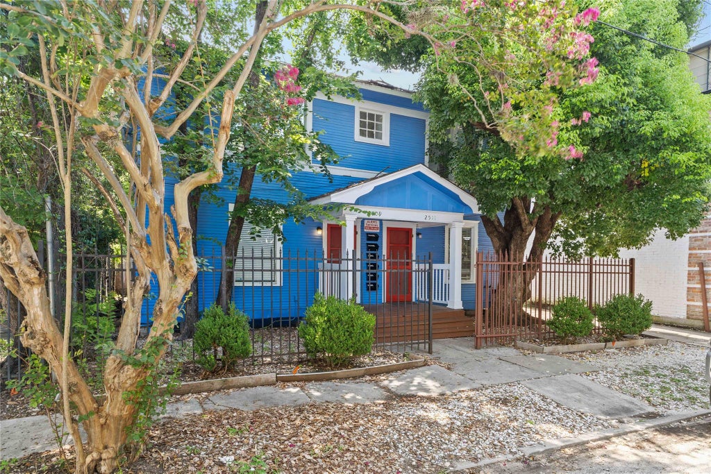 Photo of 2511 Whitney ST #A, Houston, TX 77006 (MLS # 20509338)
