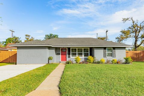 Homes For Sale - 232 Birch Street<br/> Lake Jackson, TX 77566